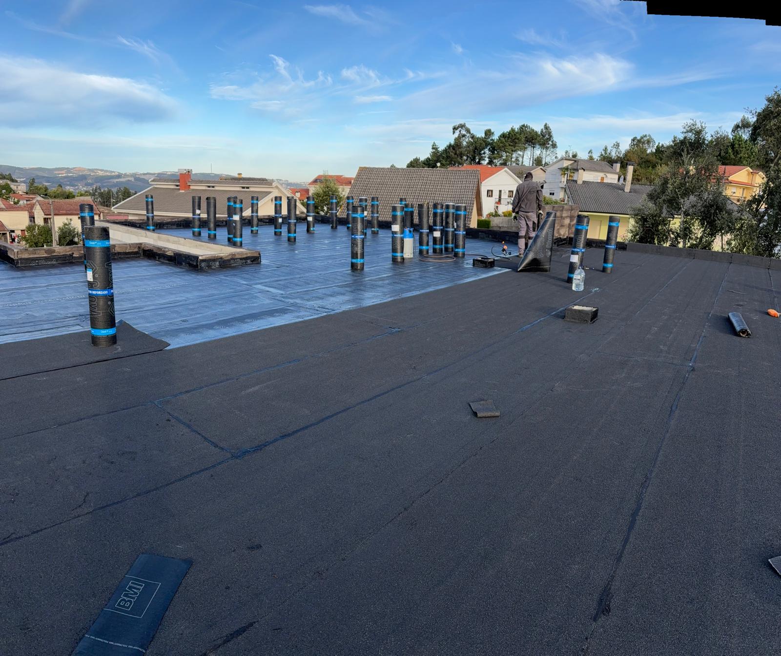 Aplicação de impermeabilização com telas asfálticas em cobertura plana