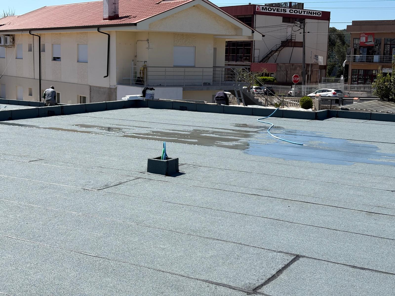 Teste de estanqueidade com água em cobertura impermeabilizada